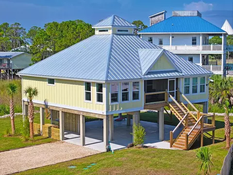 312 Bledsoe St, Saint George Island, FL 32328