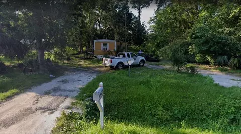 555 Oyster Rd, Apalachicola, FL 32320