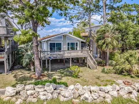 47 W Point Dr, Crawfordville, FL 32327