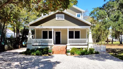 15 8th St, Apalachicola, FL 32320