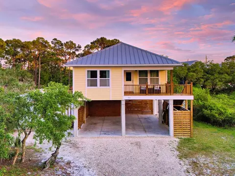 988 Bay Shore Dr, Saint George Island, FL 32328