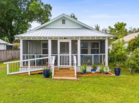 509 8th St, Port St. Joe, FL 32456