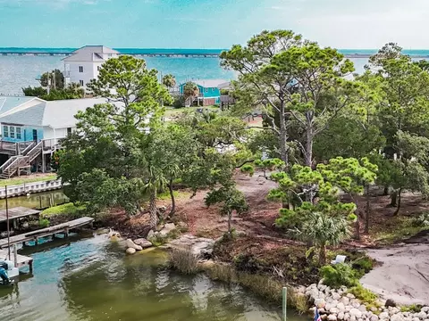 316 Wing St, Saint George Island, FL 32328