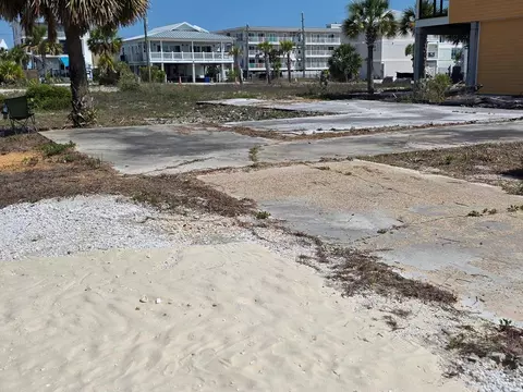 111 40th St, Mexico Beach, FL 32456