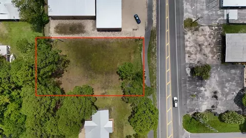20 Island Dr, Eastpoint, FL 32328