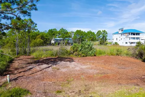 304 Bledsoe St, Saint George Island, FL 32328