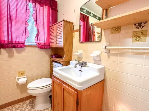 Bath - 303 E Meridian Ave, Carrabelle, FL 32322 photo 3 of 3