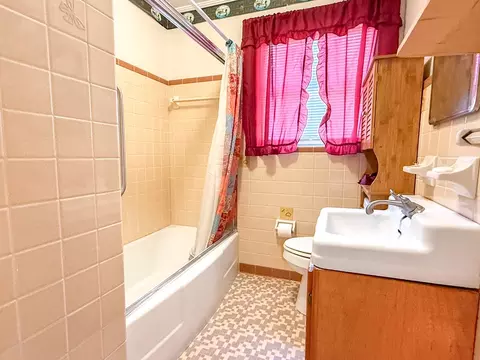 Bath - 303 E Meridian Ave, Carrabelle, FL 32322 photo 2 of 3