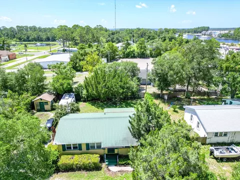 View/Area - 303 E Meridian Ave, Carrabelle, FL 32322 photo 4 of 8