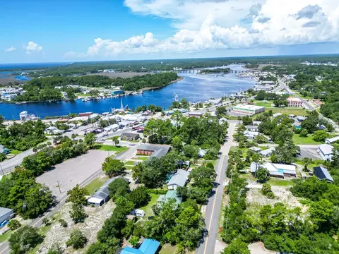 View/Area - 303 E Meridian Ave, Carrabelle, FL 32322 photo 5 of 8