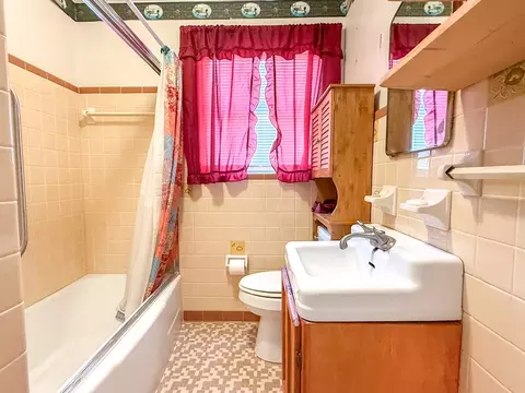 Bath - 303 E Meridian Ave, Carrabelle, FL 32322 photo 1 of 3