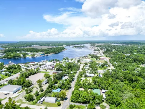 View/Area - 303 E Meridian Ave, Carrabelle, FL 32322 photo 3 of 8