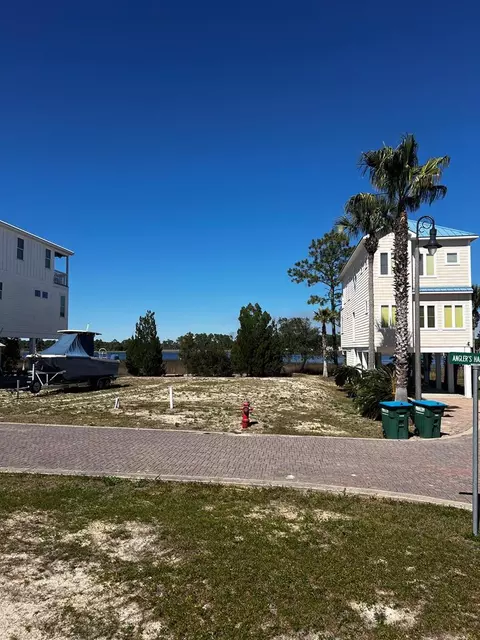 105 Anglers Harbor Ct, Carrabelle, FL 32322