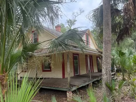 179 6th St, Apalachicola, FL 32320