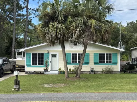 110 Franklin St, Carrabelle, FL 32322