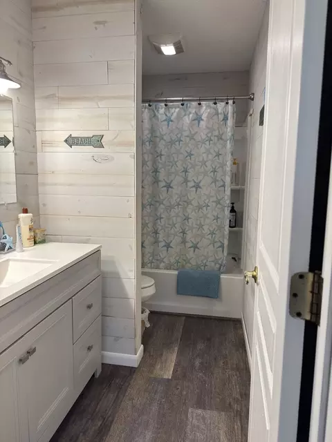 Bath - 110 Franklin St, Carrabelle, FL 32322 photo 2 of 2