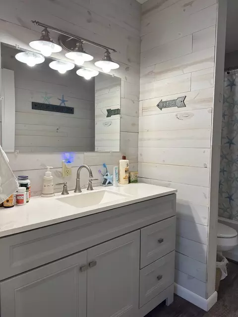 Bath - 110 Franklin St, Carrabelle, FL 32322 photo 1 of 2