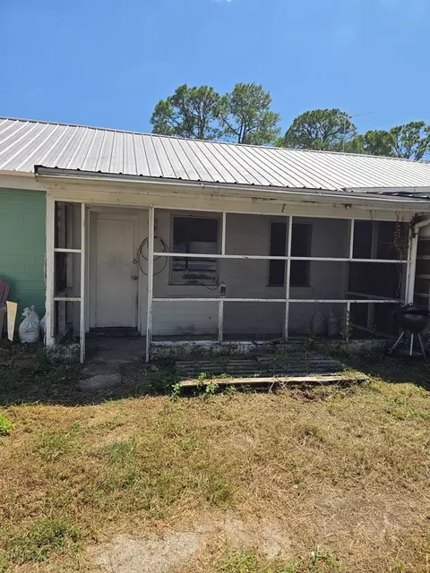 10 Pine St #3, Lanark Village, FL 32323