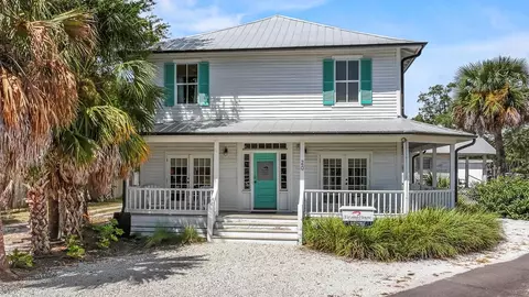 20 4th St, Apalachicola, FL 32320
