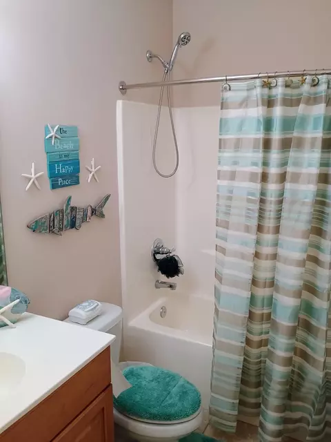 Bath - 811 Bruce Ave, Carrabelle, FL 32322 photo 2 of 5