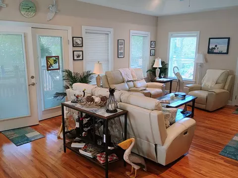 Living - 811 Bruce Ave, Carrabelle, FL 32322 photo 2 of 3