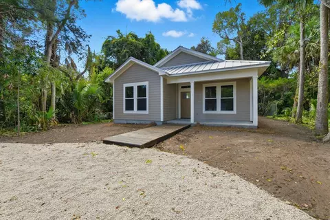 114 8th St, Apalachicola, FL 32320