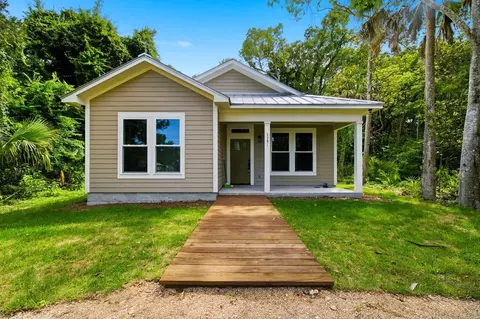 114 8th St, Apalachicola, FL 32320