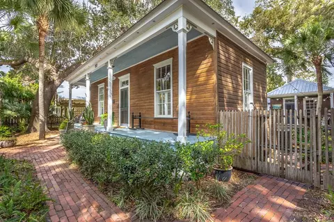 151 7th St, Apalachicola, FL 32320