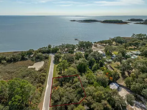 509 SE 12th St, Carrabelle, FL 32322