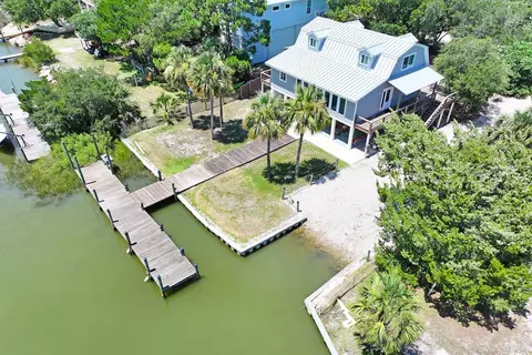 304 Wing St, Saint George Island, FL 32328