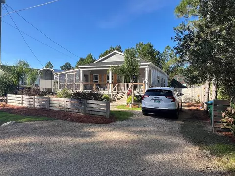 911 7th St, Carrabelle, FL 32322