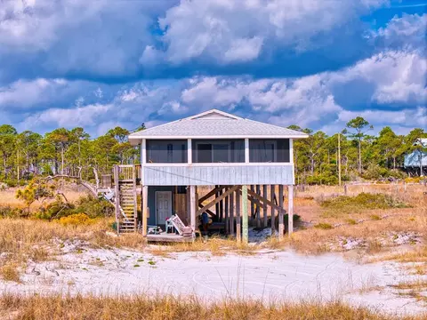 391 Gulf Shore Dr, Carrabelle, FL 32322