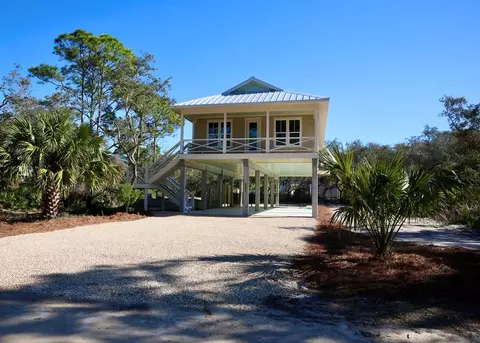 872 W Pine Ave, Saint George Island, FL 32328