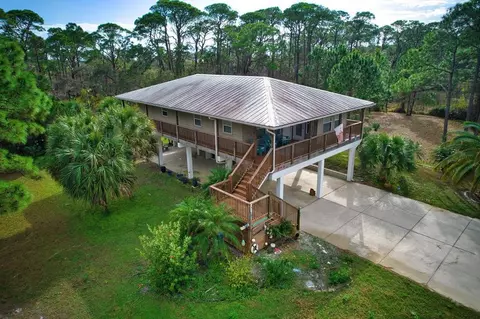 848 W Bay Shore Dr, Saint George Island, FL 32328