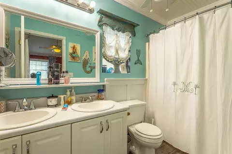 Bath - 902 NW Ave D, Carrabelle, FL 32322 photo 3 of 3