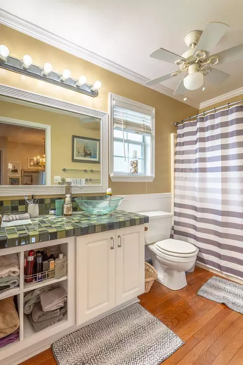 Bath - 902 NW Ave D, Carrabelle, FL 32322 photo 2 of 3