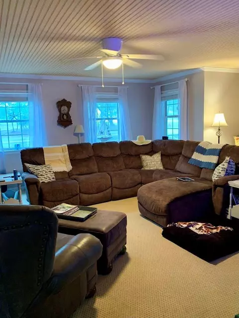 Living - 902 NW Ave D, Carrabelle, FL 32322 photo 1 of 1