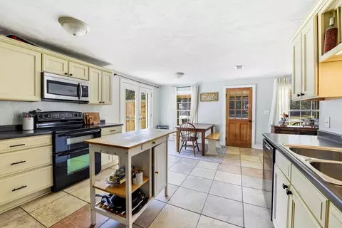 Kitchen - 1012 NW Ave C, Carrabelle, FL 32322 photo 4 of 5