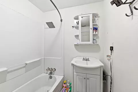 Bath - 1012 NW Ave C, Carrabelle, FL 32322 photo 1 of 1