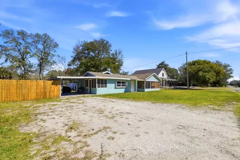 Exterior - 1012 NW Ave C, Carrabelle, FL 32322 photo 4 of 9