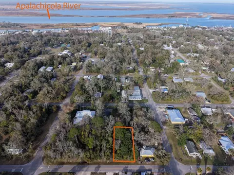 193 10th St, Apalachicola, FL 32320
