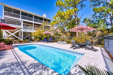 1464 Bayberry Ln, Saint George Island, FL 32328