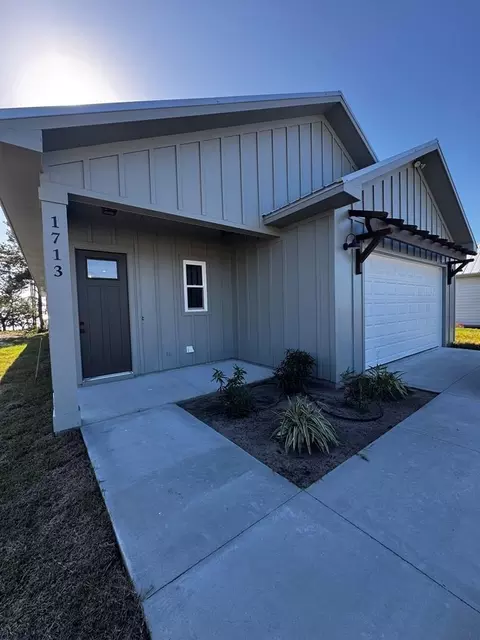 275 Ridgecrest Pkwy, Eastpoint, FL 32328