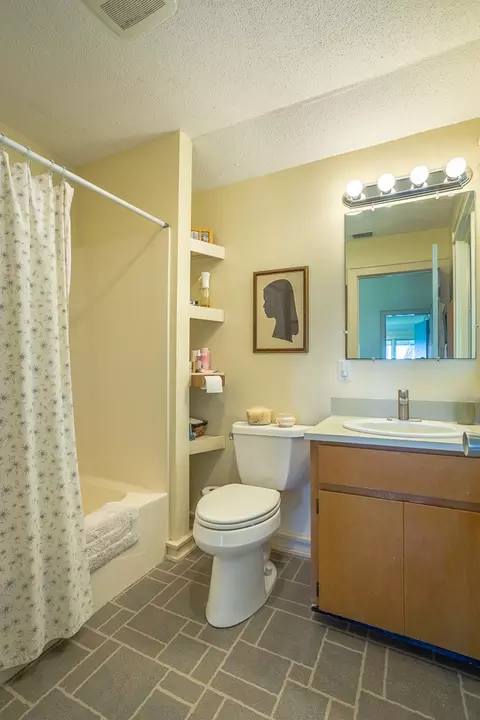 Bath - 2488 Hwy 98 E, Carrabelle, FL 32322 photo 1 of 1