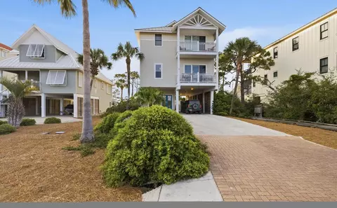 1637 Wayfarers Ct, Saint George Island, FL 32328