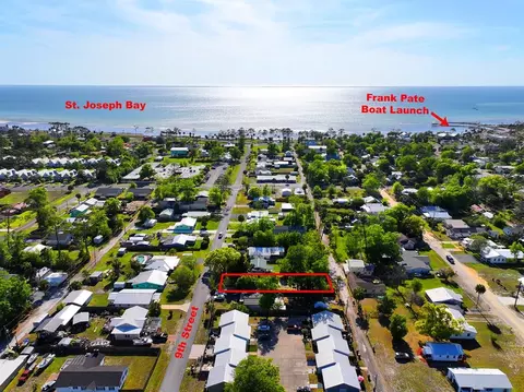 521 9th St, Port St. Joe, FL 32456