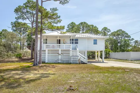 980 W Bay Shore Dr, Saint George Island, FL 32328