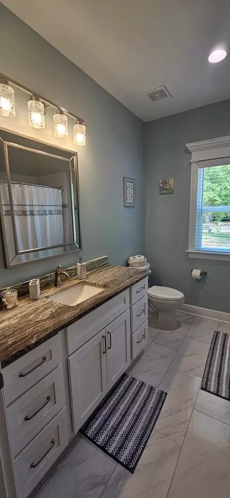Bath - 231 Apalachee St, Carrabelle, FL 32322 photo 5 of 9