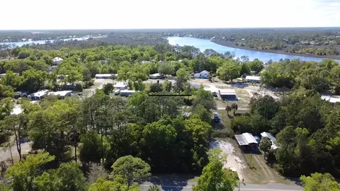 9 NW 9th St, Carrabelle, FL 32322