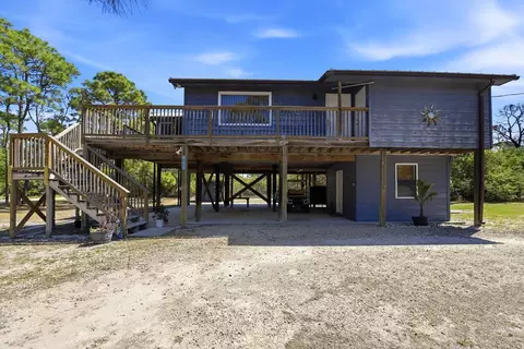 1048 W Bay Shore Dr, Saint George Island, FL 32328